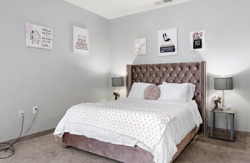 Scioto Mile Apartment | PINK STUDIO APT IN HEART OF DOWNTOWN