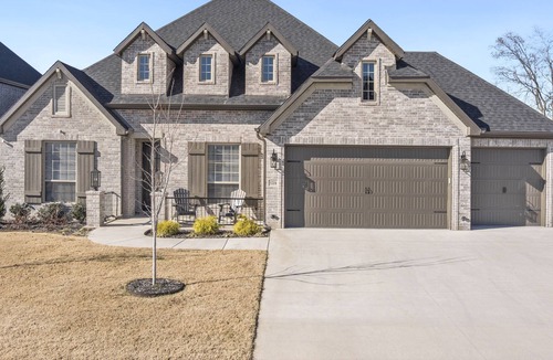 Rogers House | Pinnacle Place - Central Location in Rogers AR