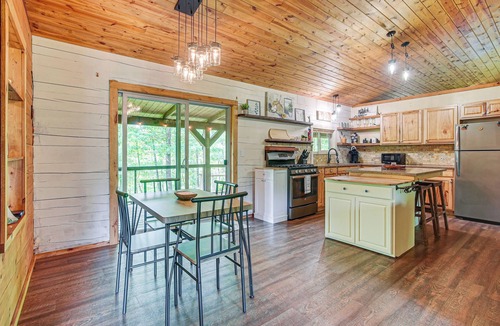 White Cottage Cabin | Pond & Fire Pit: Charming Log Cabin near Blue Rock