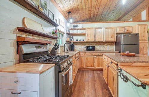 White Cottage Cabin | Pond & Fire Pit: Charming Log Cabin near Blue Rock