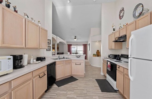 Eagle Pointe South House | Pool Oasis, 20 mins to Disney, Close to Shops