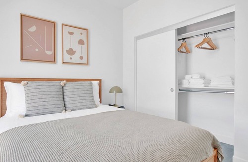 Melrose Apartment | Premium Hollywood 2BR w/ Roof & BBQ, nr Melrose/Fairfax, by Blueground