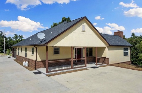 Powell Cabin | Private 82-Acre Lodge w/Pickleball court & Sleeps 18 Near Bentonville