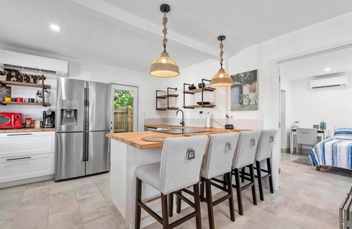 Croissant Park Cottage | Private centrally located Fort Lauderdale cottage