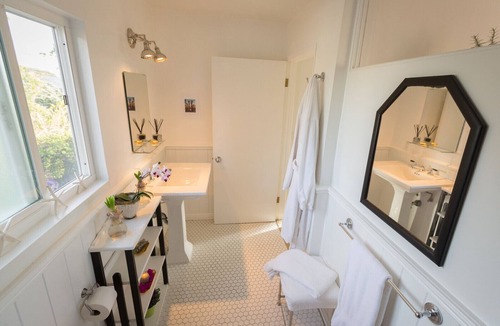Mid-Wilshire House | PRIVATE DESIGNER ROOFTOP GUEST SUITE WITH WI-FI AND AC!