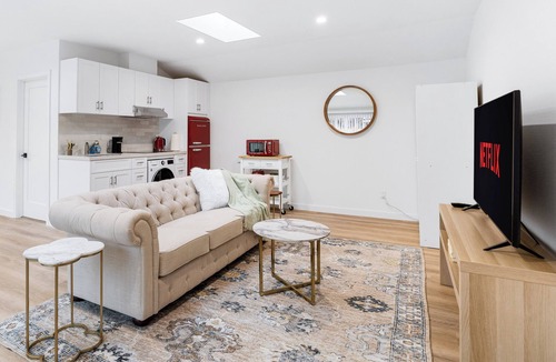 Thousand Oaks House | Private Guesthouse in Thousand Oaks close to shops & eats!