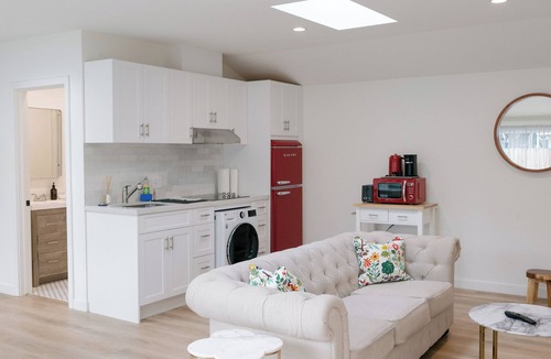 Thousand Oaks House | Private Guesthouse in Thousand Oaks close to shops & eats!