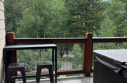Beaver Valley Condo | Private Hot Tub Overlooking Blue River with Private Heated Garage