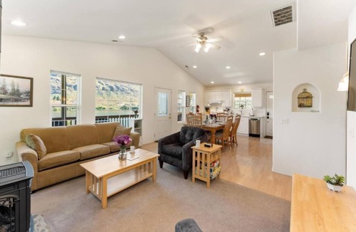 Manson House | Private Lakefront Retreat - Hot Tub - Dock - EV Charger - Near Lake Chelan