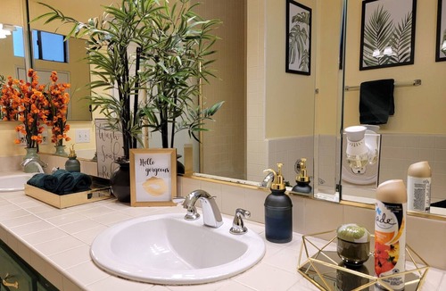Beverly Hills Apartment | Private Studio suite by Beverly Hills w 2 Queen beds. 5 minutes to Rodeo Drive!