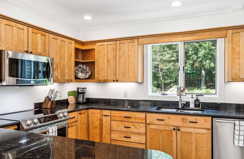 Quechee House | Quechee Meadows Home with Hot Tub & Fire Pit
