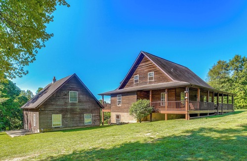 McArthur Cottage | Quiet Family Cabin in Hamden: Hot Tub + Game Room!