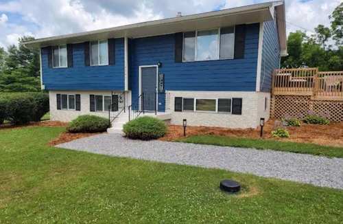 Wayland House | Quiet Home, near Lake Milton & West Branch