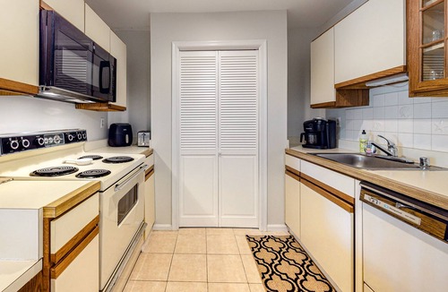 Caine Woods Condo | Quiet, single-level condo with a pool, fast WiFi, central AC, & a washer/dryer