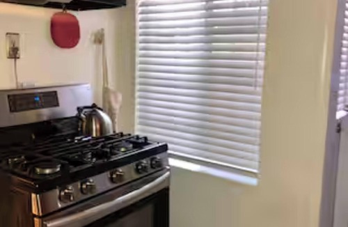 Eastside House | Quiet Tucked-Away Courtyard Retreat 2BR Bungalow Parking Near Beach & Downtown