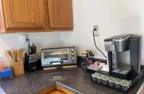 Eastside House | Quiet Tucked-Away Courtyard Retreat 2BR Bungalow Parking Near Beach & Downtown