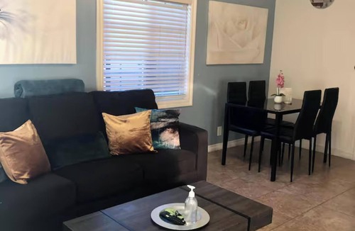 Eastside House | Quiet Tucked-Away Courtyard Retreat 2BR Bungalow Parking Near Beach & Downtown
