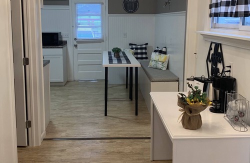 Middletown House | Red Door Charm 4 bed 2 Bath With Hot Tub