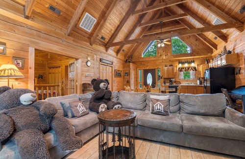 Branson Cedars Cabin | Refreshed Three Bear Log Cabin, Vaulted Ceilings, Private Hot Tub, Car Charger, Close to Big Cedar