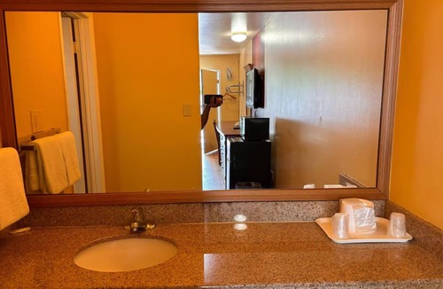 North Newport News Hotel | Relax in Two Budget-Friendly Rooms Near Christopher Newport University