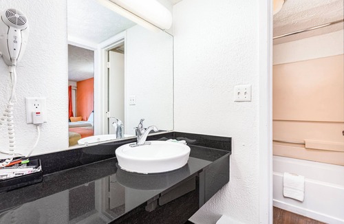 Summit Station Hotel | Relax Inn by OYO Columbus OH I 70