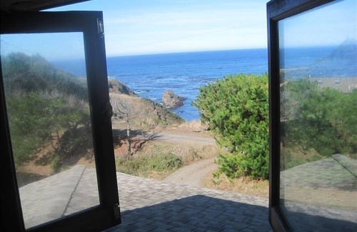 Albion House | Relaxing Privacy Overlooking the Stunning Mendocino Coast