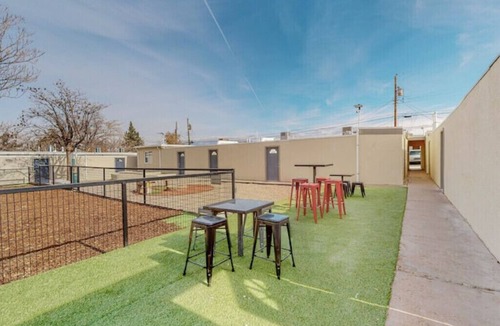 Pueblo Alto Apartment | Remodeled Courtyard Apt w/King Bed, In-Unit W&D