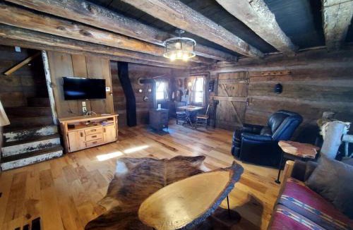 Tippecanoe House | Renovated Cottage with Spa Surrounded by Beautiful Hiking Trails in Ohio