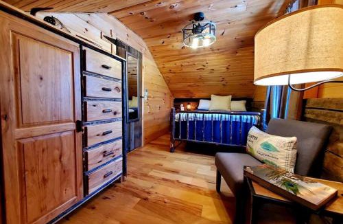 Tippecanoe House | Renovated Cottage with Spa Surrounded by Beautiful Hiking Trails in Ohio