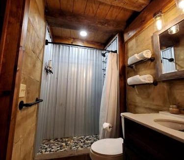 Tippecanoe House | Renovated Cottage with Spa Surrounded by Beautiful Hiking Trails in Ohio