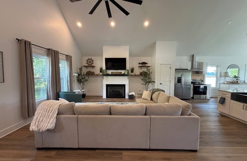 Mount Juliet House | Rhythm & Reels Retreat - Lake Front Getaway: 30 min. from Nashville