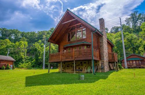 Pigeon Forge Ski Chalet | River Cabin