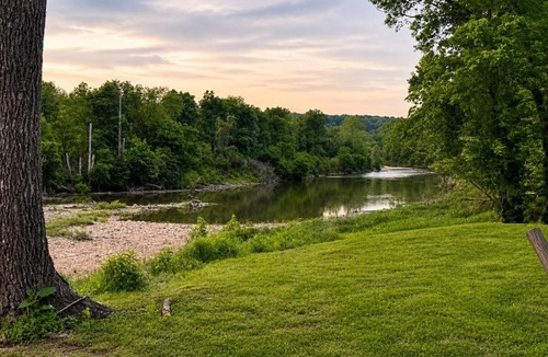 Dora House | Riverfront Jacuzzi Fireplace 6Bed 3Bath Bar BBQ
