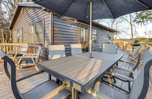 Wisconsin Dells House | Riverfront Reset! Dells Cabin w/Kayaks & Deck