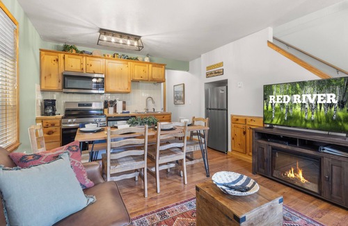 Red River Cabin | Riverfront! "River Retreat Cabin #3" Updated, In Town, Pet friendly, WIFI