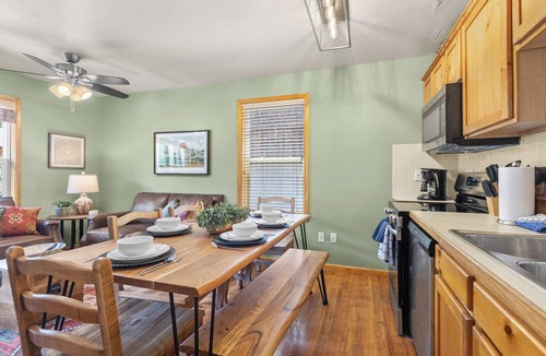 Red River Cabin | Riverfront! "River Retreat Cabin #3" Updated, In Town, Pet friendly, WIFI