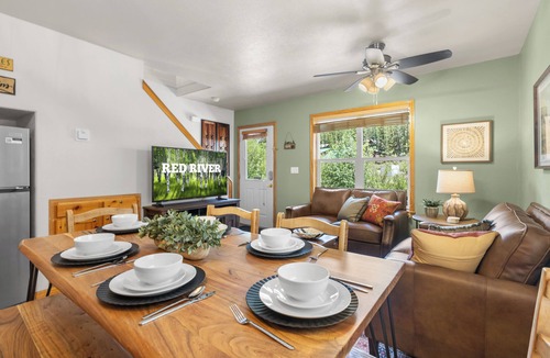 Red River Cabin | Riverfront! "River Retreat Cabin #3" Updated, In Town, Pet friendly, WIFI