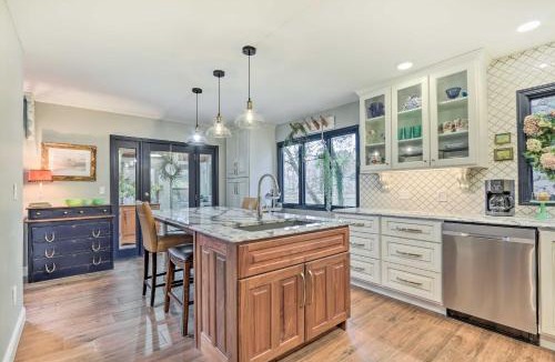 Zanesville House | Riverfront Zanesville Getaway with Private Bar!