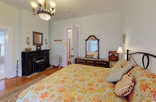 Nelsonville Bed & Breakfast | Romantic Dogwood Room, Clawfoot Bathtub in Historic Hyde House, Hocking Hills