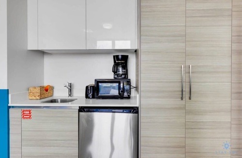 Hollywood Apartment | Rooftop Pool & Hot Tub+ Gym+ Near Beach