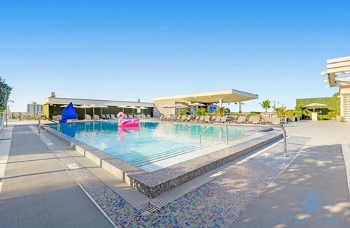 Hollywood Apartment | Rooftop Pool & Hot Tub+ Gym+ Near Beach