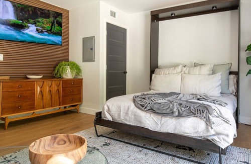North Central Apartment | Rosebowl, Heated Pool, Spa, BBQ, Hoops