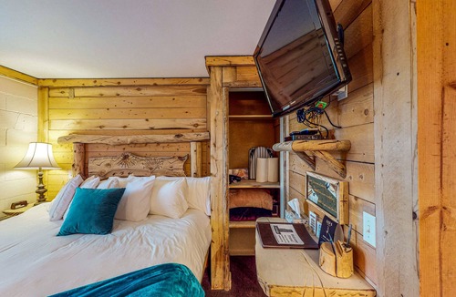 Cedaredge Cabin | Rustic cabin with stellar shared amenities