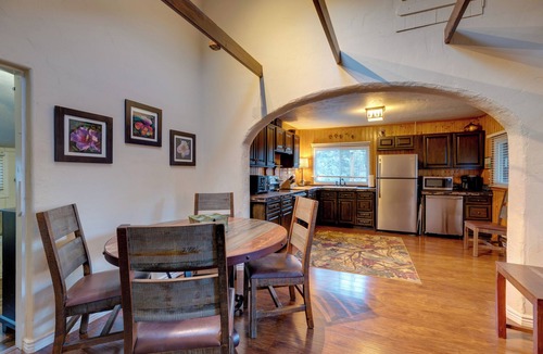 Green Mountain Falls Cottage | Rustic Log Cabin w/Studio ~ 5 Mi to Pikes Peak!