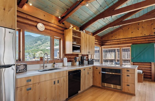 Stinson Beach House | Rustic Oceanfront Retreat in Seadrift