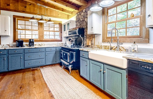 Seymour Cabin | Rustic secluded cabin with fireplace, deck, firepit, grill, mtn views - dogs OK
