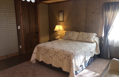Nelsonville Bed & Breakfast | Rustic Warm Queen Size Room in near Nelsonville Historic District, Hocking Hills