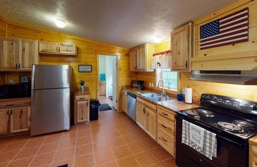 Nelsonville Cabin | Secluded Black Bear Lodge w/Private Pool & Hot Tub near Hocking Hills Ohio