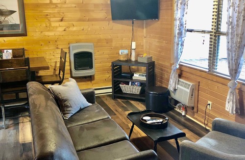 Athens Cabin | Secluded cabin situated near State Parks!