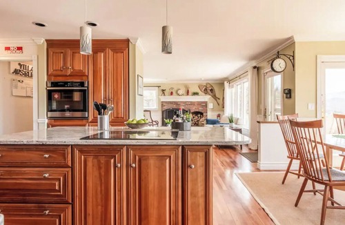 Waterbury House | Secluded Family/Group Retreat with Mountain Views & private Pool or Hot Tub